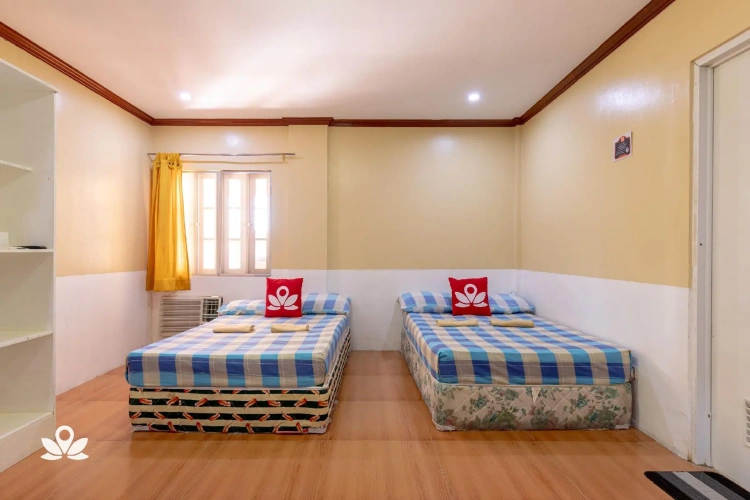 Standard Sextuple Family room