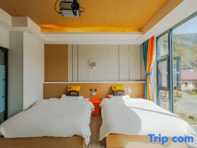 Standard Twin room with mountain view