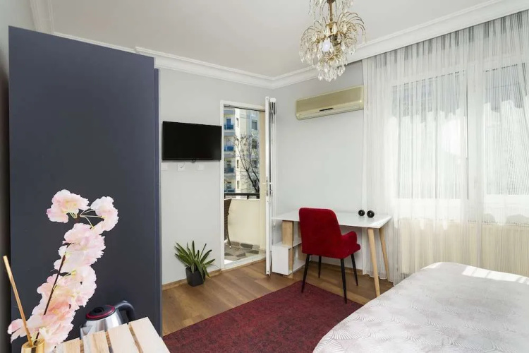 8 Rooms House