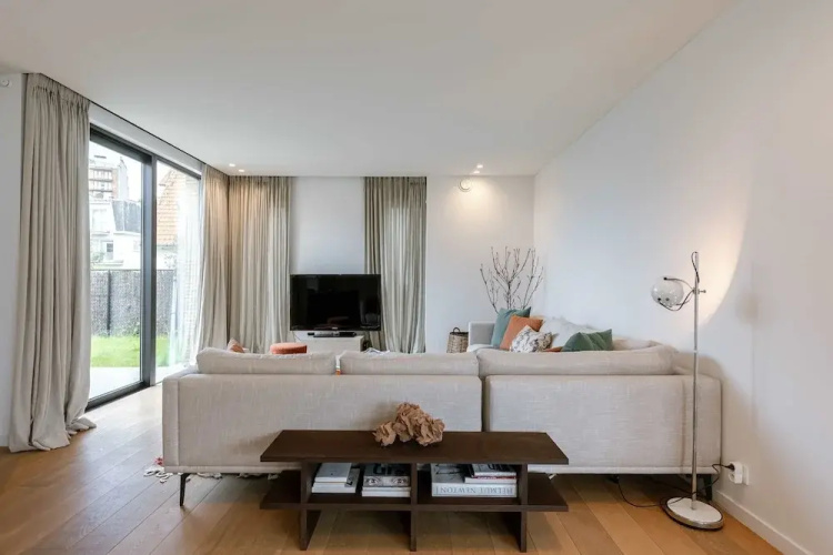Villa for 8 Guests Steps From the Beach