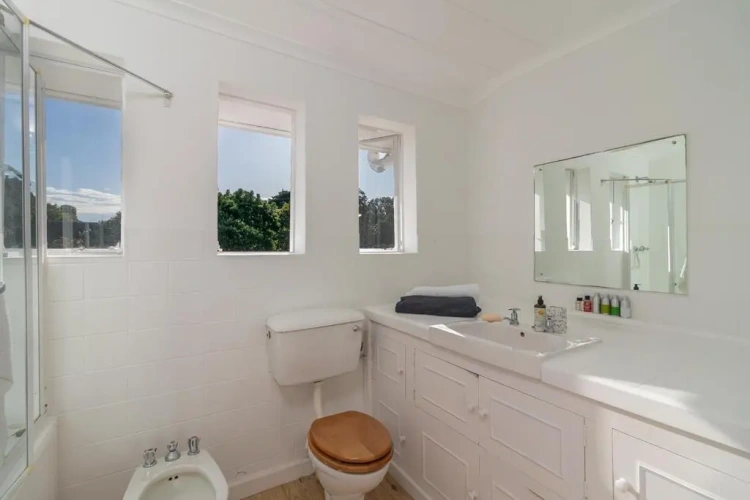 4 Bedrooms Cottage