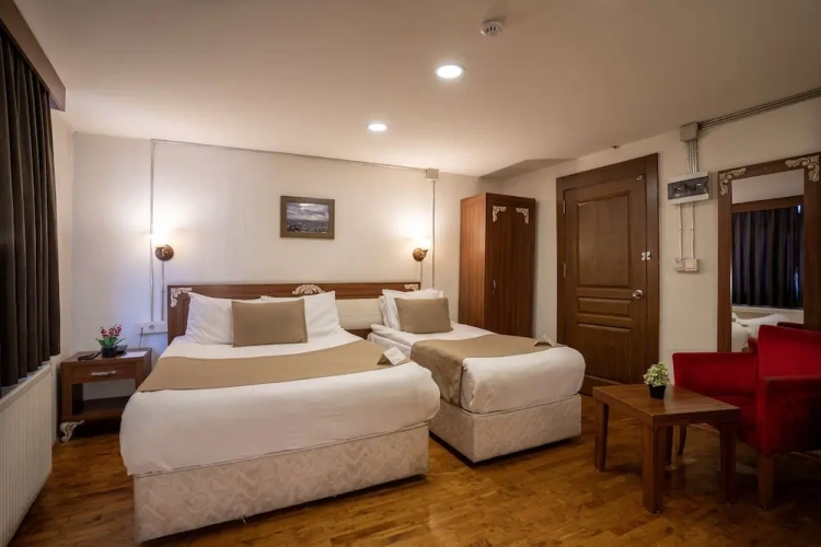 Standard Triple room with courtyard view