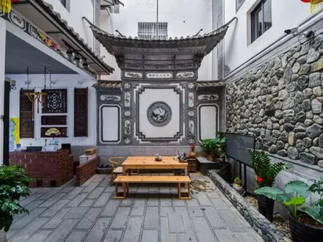 Ancient City Yishan Mingyue Inn