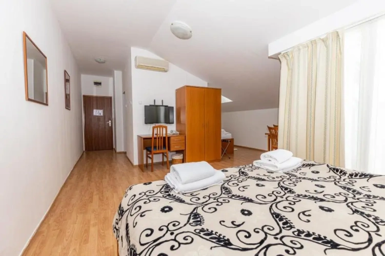Standard Triple room with partial sea view
