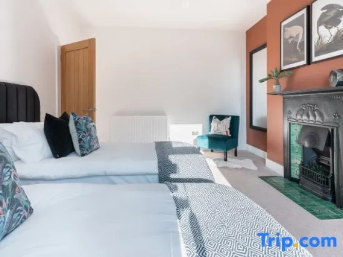4 Bedrooms Apartment