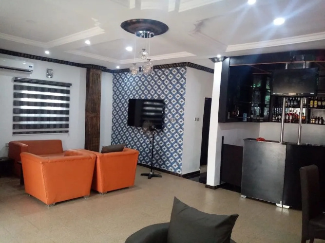 Tom hotel and suites