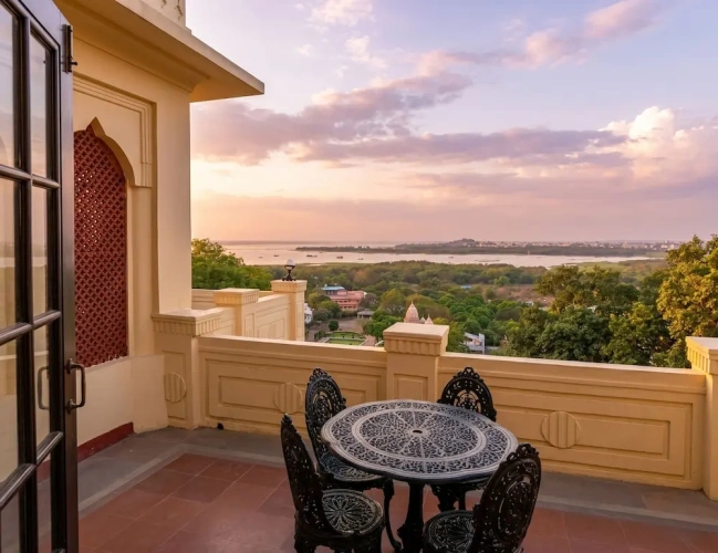 Standard Club room with balcony