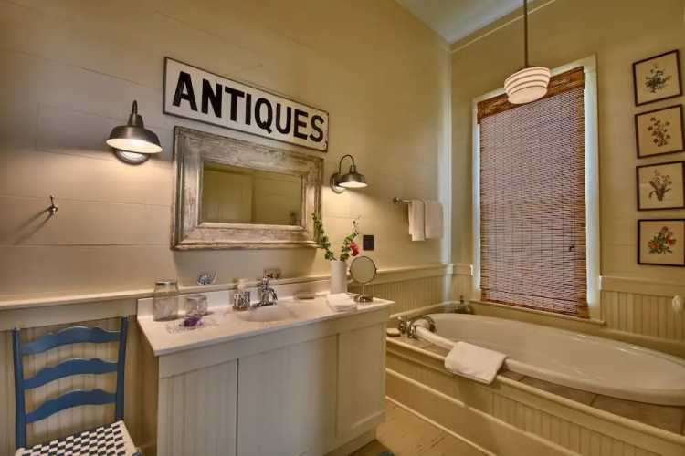 Heritage Sunday House