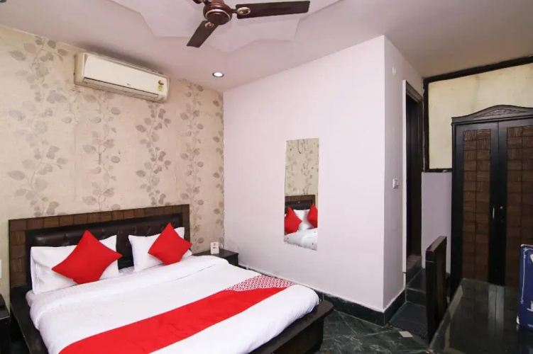 OYO 22756 Diksha Hotel