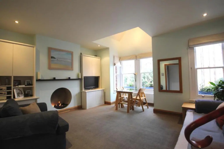 8 Ravenscourt Gardens