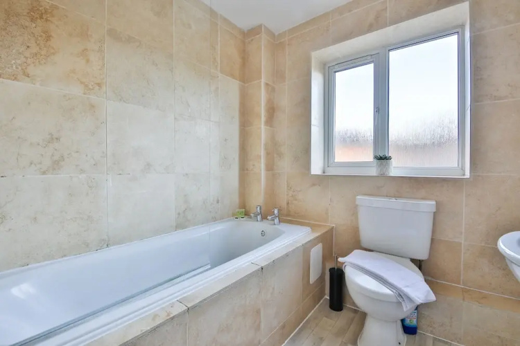 Bright & Airy 3-Bed with Parking