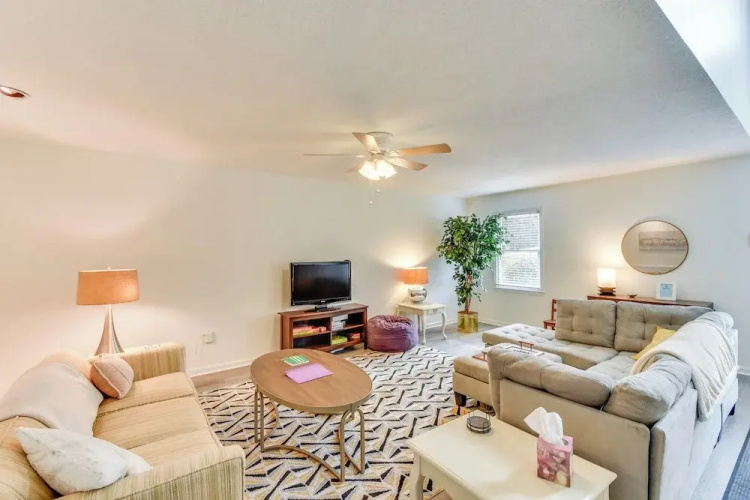 Charming Seneca Home - 3 Mi to Memorial Stadium!
