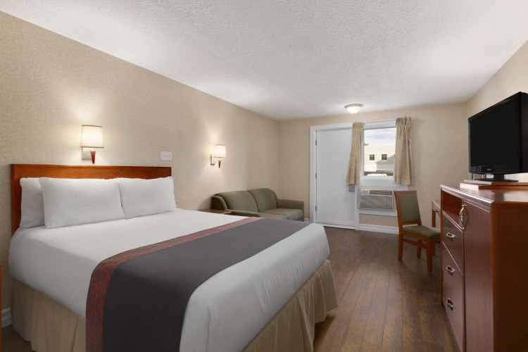 Days Inn By Wyndham Bridgewater Conference Center photo 6