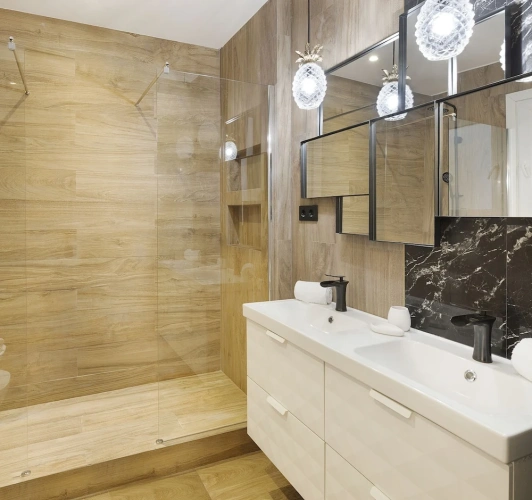 4 Bedrooms Luxury Apartment with balcony
