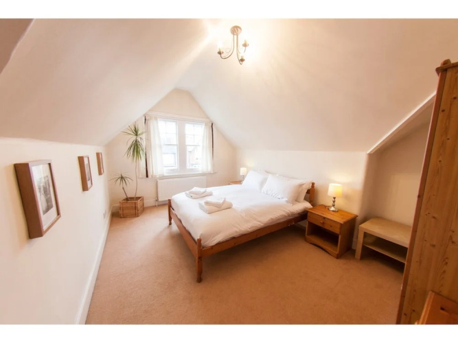Bright, Airy 2BR Ealing Broadway Flat for 4