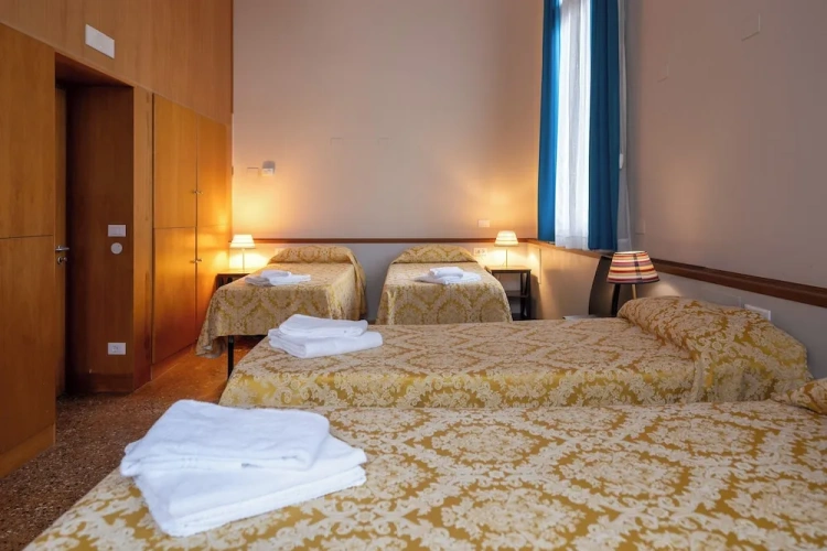 Standard Quadruple room with canal view