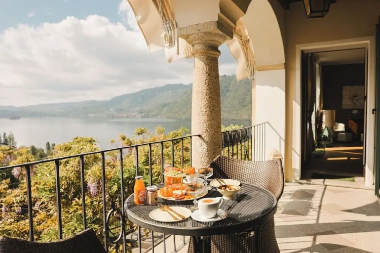 1 Bedroom Classic Apartment with balcony and with lake view