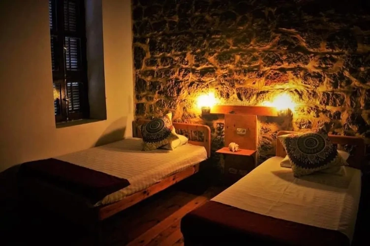 Standard Twin room with partial sea view
