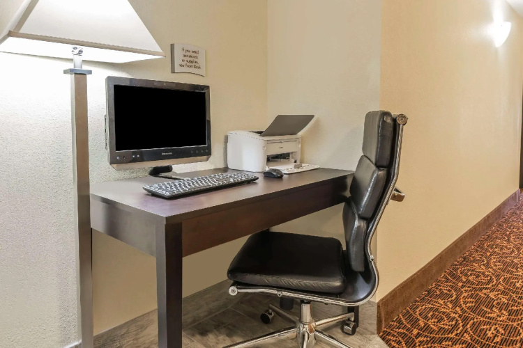 Quality Inn & Suites Pittsburgh Harmarville