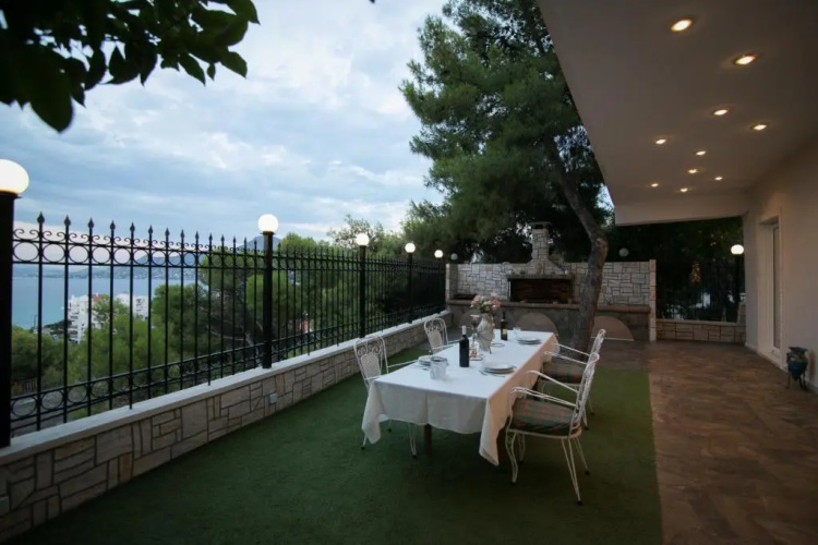 Aias summer house