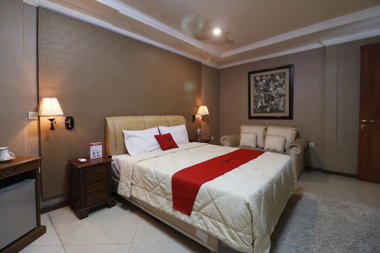 RedDoorz Plus @ Jalan Dharmawangsa