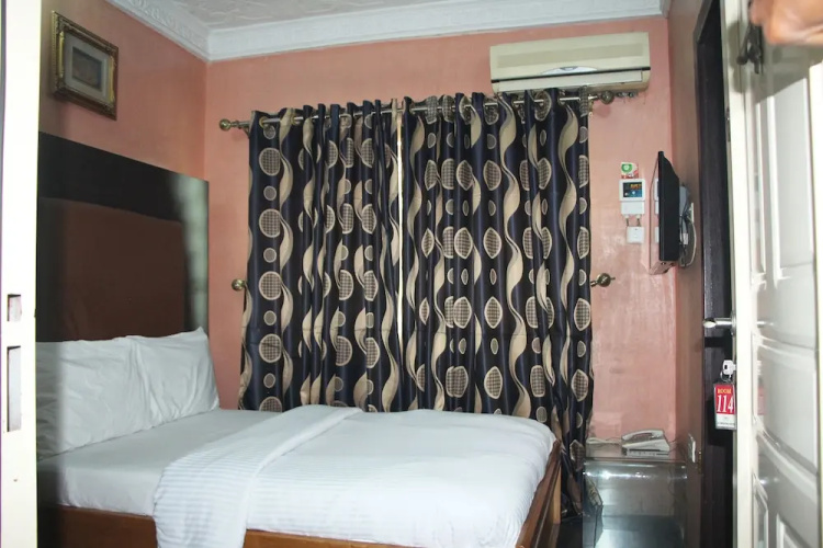 Green Royal Suites