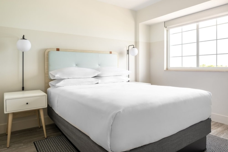 Hampton by Hilton Grand Cayman Seven Mile Beach photo 9
