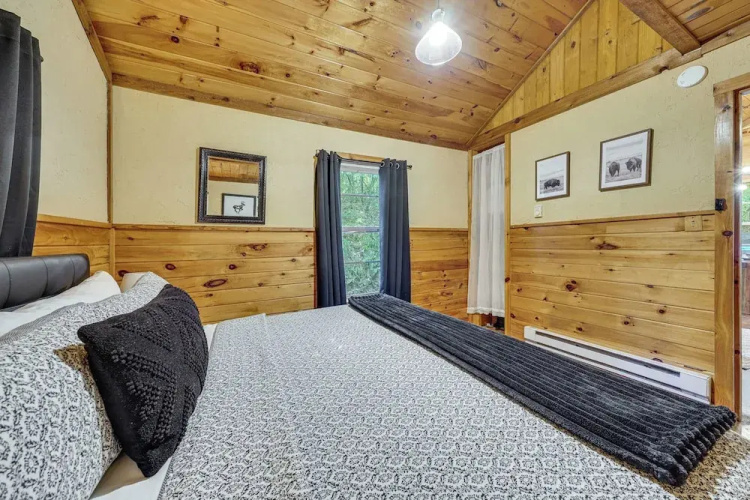 3 Mi to Beavers Bend State Park: Hot Tub Hideaway!