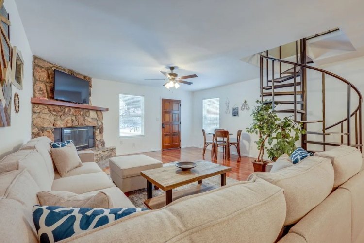 Mountainside Bliss: Red River Getaway w/ Fireplace
