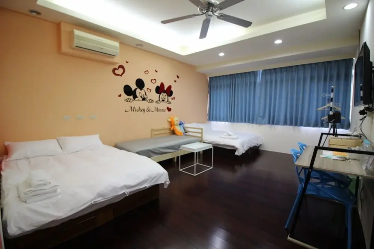 Standard Quadruple room with city view