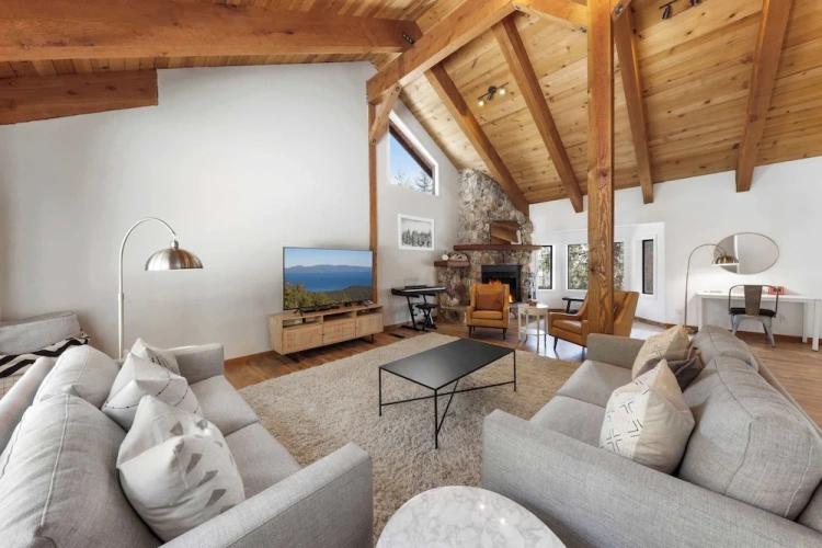 Cottage with balcony and with mountain view
