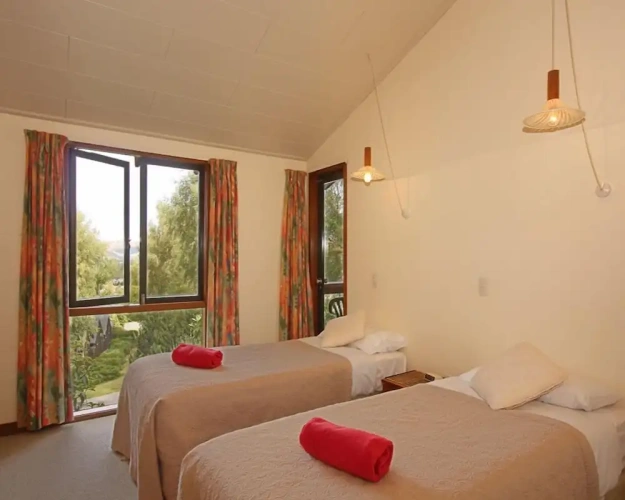 2 Bedrooms Standard Family room with mountain view