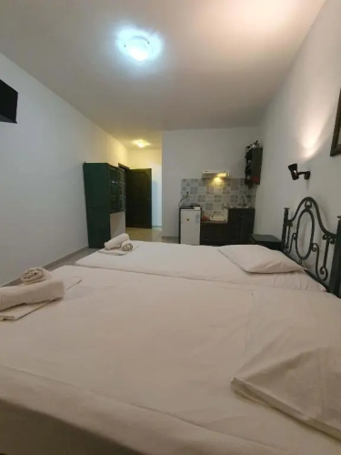 Pavlos Maria Studios Double blue room w 2 beds