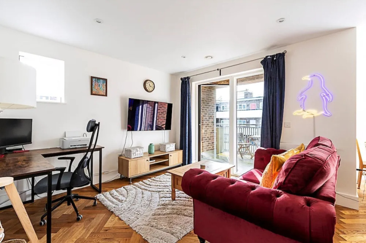 Chic Crystal Palace Flat with Balcony & Workspace