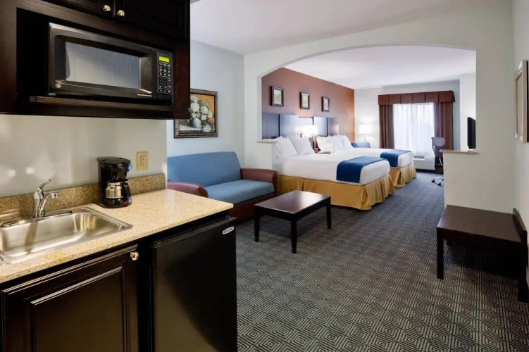 Holiday Inn Express & Suites Warminster - Horsham by IHG