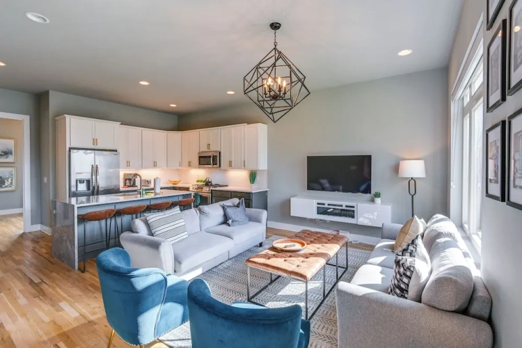 4 Bedrooms Apartment