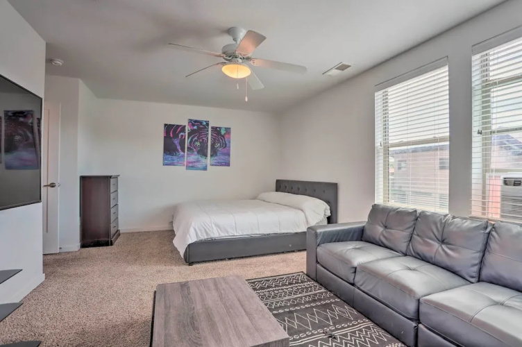 Spacious Denver Townhome Near Central Park!