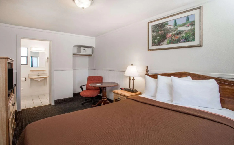 OMEO Suites Glass Beach