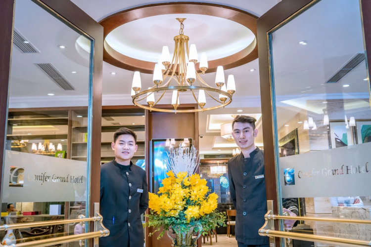 Conifer Grand HotelOver view