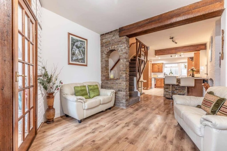 4 Bedrooms Single Cottage