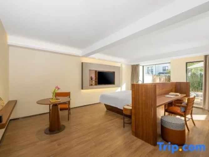 Double Suite with street view