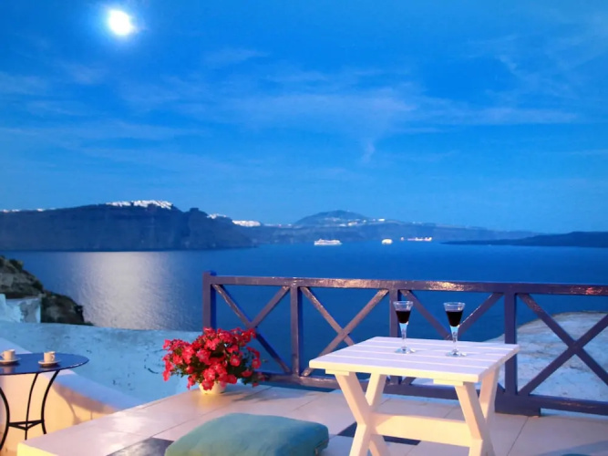Blu Bianco Cave House