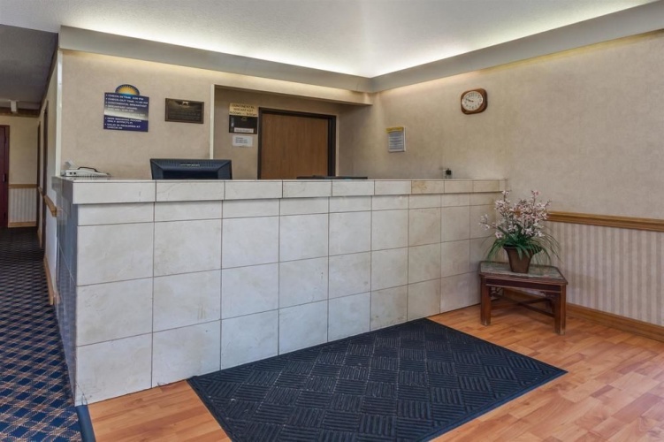 Days Inn & Suites Dundee