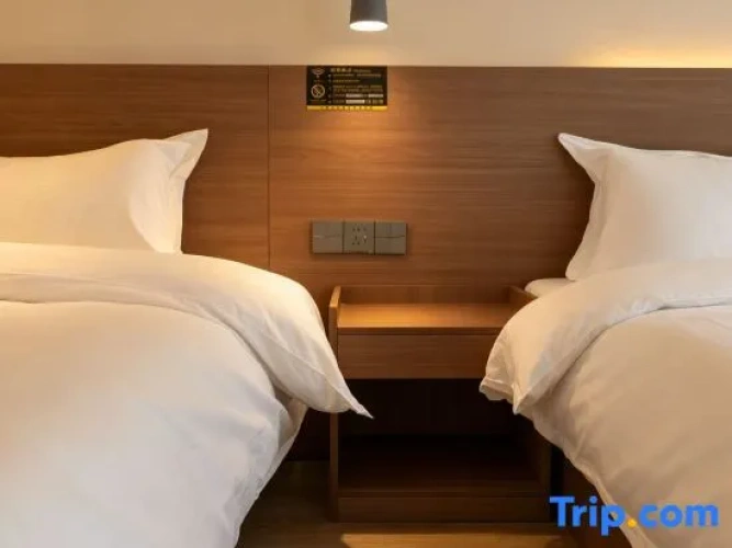 Standard Twin room with courtyard view
