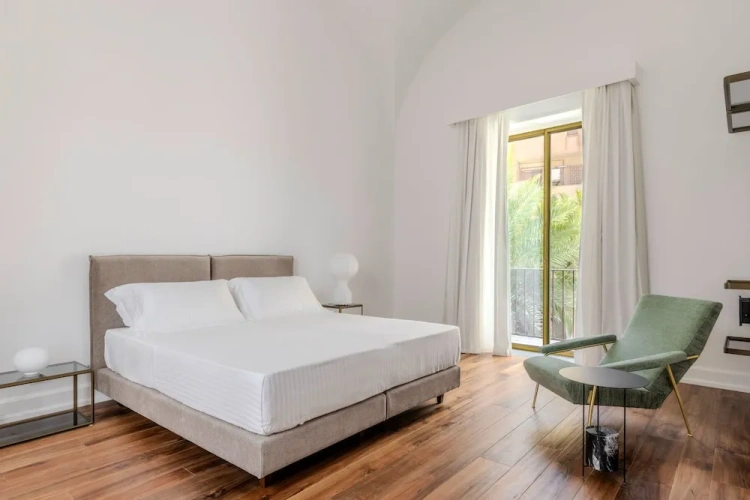 Executive room with balcony and with city view