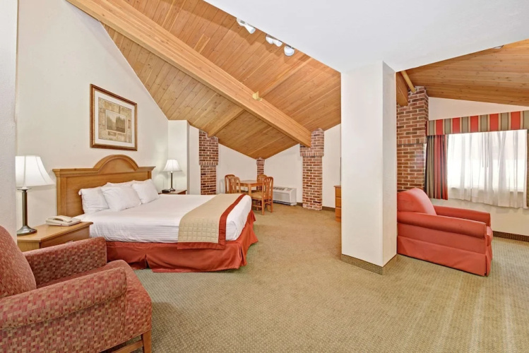 Baymont Inn & Suites Indianapolis