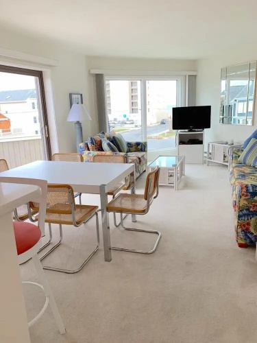 Mariners Court 201