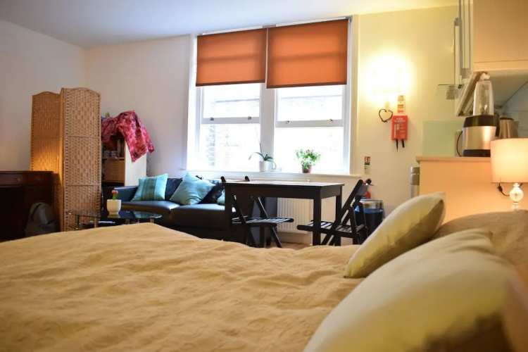 Spacious Studio Flat in Central Kensington