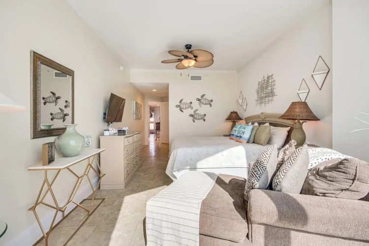 Beachfront Condo w/ Pool Access in Biloxi!