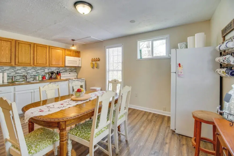 Homey Luray Cabin w/ Fire Pit & Deck!